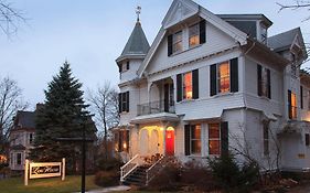 Lang House On Main Street Bed & Breakfast
